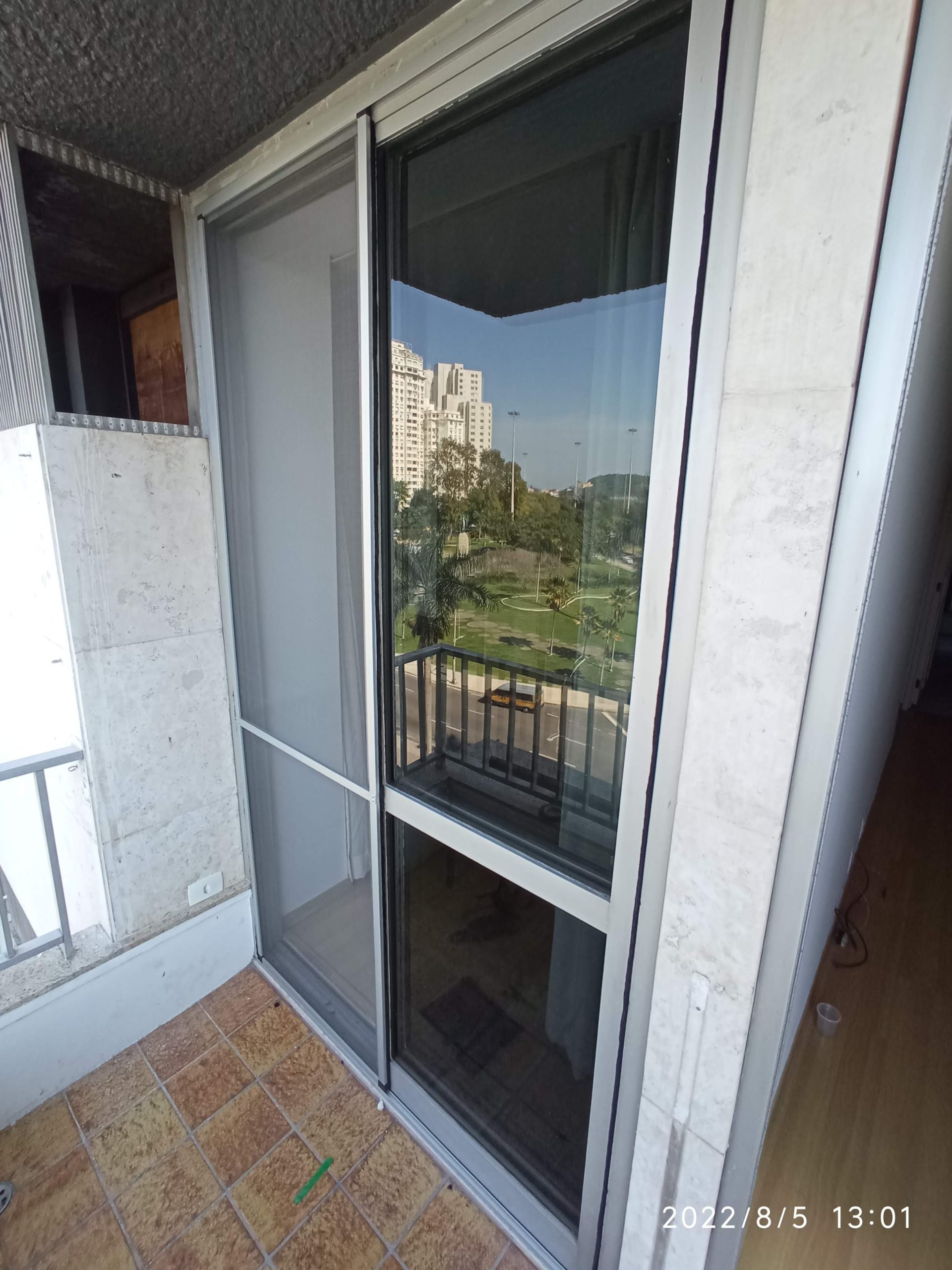 Detalhe do perfil de alumínio